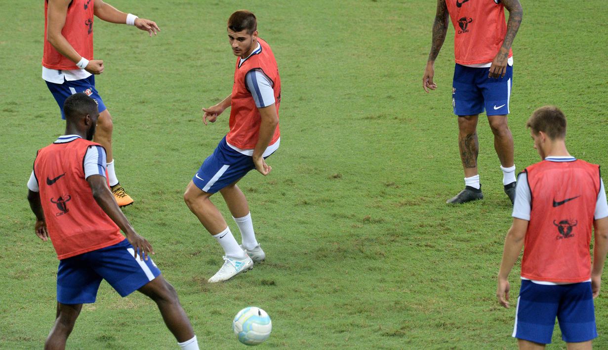 Striker baru Chelsea, Alvaro Morata, mengikuti sesi latihan di Singapura, Senin (24/7/2017). Chelsea akan bersua Bayern Munchen pada laga International Champions Cup 2017. (AFP/Roslan Rahman)