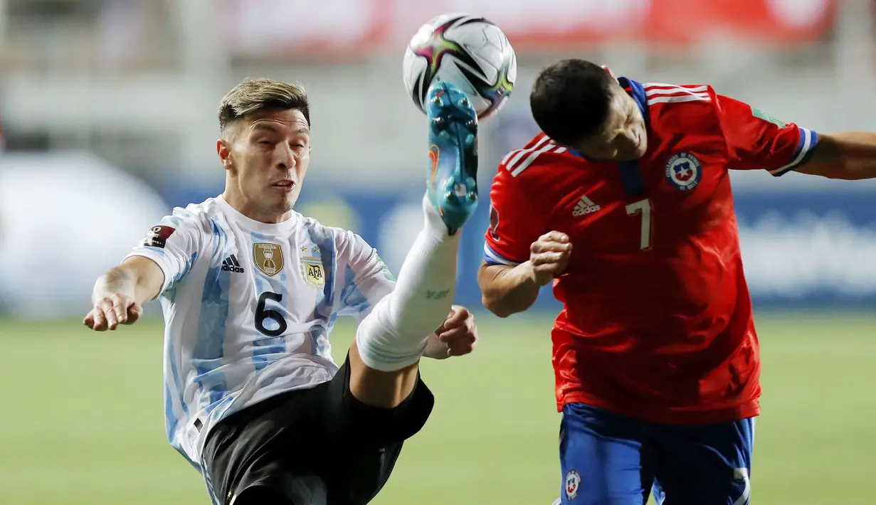 Lisandro Martinez tampil mengesankan dan menjadi andalan pelatih di lini pertahanan Manchester United dan Timnas Argentina. Mental pekerja keras dan disiplin saat bertanding membuatnya layak diandalkan tim Tango untuk membawa pulang trofi Piala Dunia 2022. (AFP/Javier Torres/Pool)