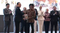 Terima Buku Anotasi KUHAP, Adian Soroti Pentingnya Kepastian Hukum
