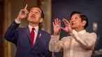 Presiden Republik Indonesia Joko Widodo atau Jokowi (kiri) dan Presiden Filipina Ferdinand Marcos Jr berbincang saat bertemu di Istana Malacanang, Manila, Filipina, Rabu (10/1/2024). Pertemuan Jokowi dengan Ferdinand Marcos Jr dalam rangka memperkuat sejumlah kerja sama kedua negara. (Ezra Acayan/Pool Photo via AP)