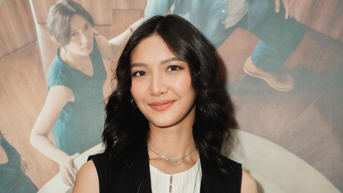 Intip Gaya Sheila Dara Pemeran Film 'Sore: Istri dari Masa Depan' Pakai Dress, Simpel Tapi Menawan