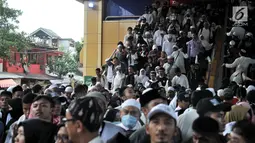 Kepadatan peserta Reuni 212 setibanya di Stasiun Gondangdia, Jakarta, Minggu (2/12). Kepadatan tersebut terkait acara Reuni 212 yang digelar di Monumen Nasional atau yang populer dengan Monas. (Merdeka.com/Iqbal S. Nugroho)