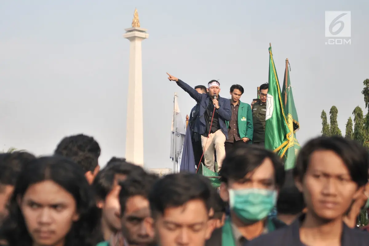 Protes Utang Negara, Mahasiswa Bakar Ban di Depan Istana