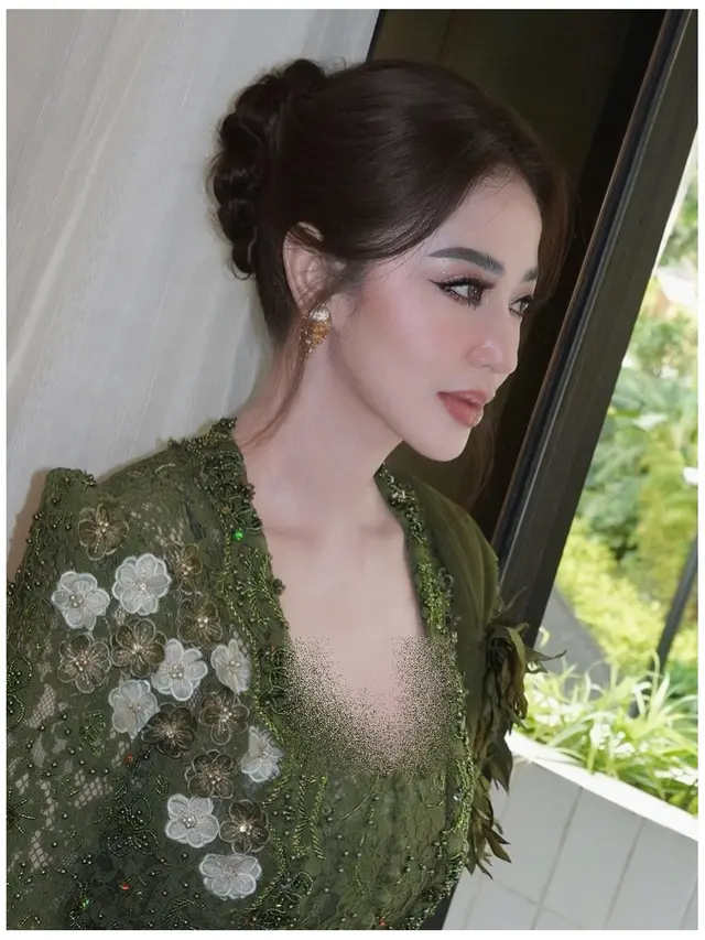6 Detail Penampilan Dewi Perssik Pakai Kebaya Hijau Zamrud di HUT TNI, Memukau