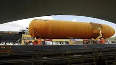 Tangki eksternal pesawat ulang alik atau Space Shuttle External Tank (ET) saat diangkut menggunakan kapal di  Colon City, Panama, (25/4). Tangki ini nantinya akan dikirim ke California. (REUTERS / Carlos Jasso)
