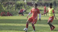 Pemain Persija, Mahadirga Lasut, berusaha melewati Ramdani Lestaluhu, saat berlatih jelang babak 8 besar Piala Jenderal Sudirman di Lapangan Sawangan, Depok, Jawa Barat, Senin (7/12/2015). (Bola.com/Vitalis Yogi Trisna) 