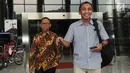 Direktur Pemasaran PT Pupuk Indonesia Achmad Tossin Sutawikara (kiri) usai periksa oleh penyidik di Gedung KPK, Jakarta, Senin (13/5/2019). Achmad Tossin diperiksa terkait dalam kasus dugaan suap bidang pelayaran antara PT Pupuk Indonesia Logistik (Pilog) dengan PT. HTK. (merdeka.com/Dwi Narwoko)