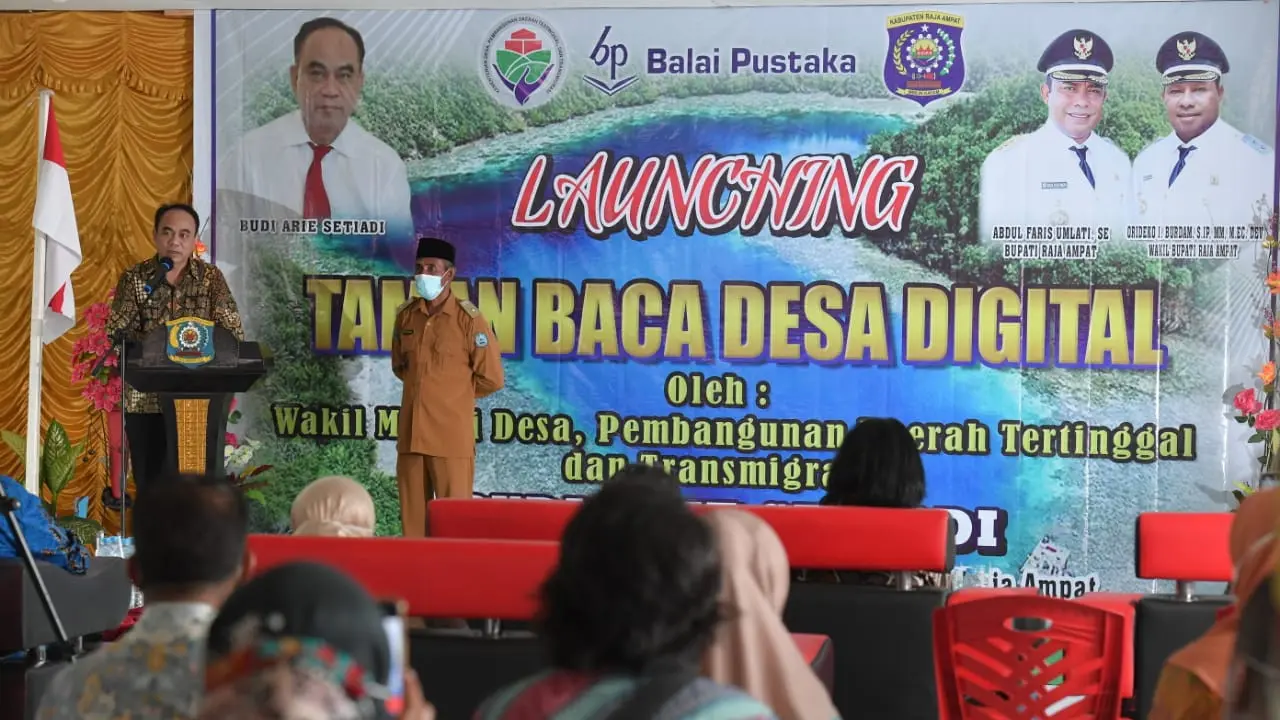 Wamen Desa PDTT Budi Arie Setiadi meresmikan Perpustakaan Digital di Kampung Waigama, Distrik Misool Utara, Raja Ampat