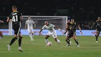 Persib saat lawan Dewa United diajang Piala Presiden 2025 di Stadion Si Jalak Harupat, Kabupaten Bandung, Selasa (08/07/2025) malam. (Erwin Snaz/Bola.com)