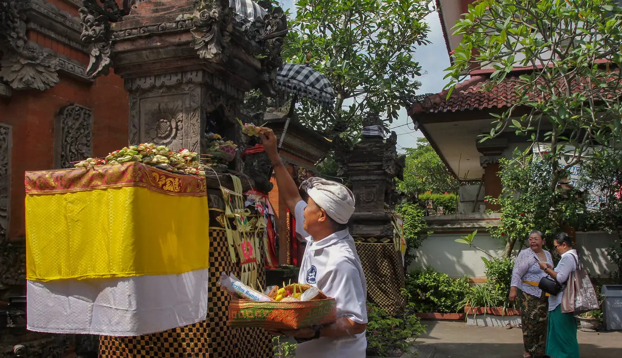 Lebih dari sekadar ritual keagamaan, Galungan menjadi cermin filosofi hidup masyarakat Hindu Bali yang menjunjung tinggi keseimbangan, harmoni, dan spiritualitas. Tampak dalam foto, umat Hindu melakukan sesi persembahyangan Hari Raya Galungan di Pura Amerta Jati, Cinere, Jakarta Selatan, Rabu (19/11/2025). (merdeka.com/Arie Basuki)
