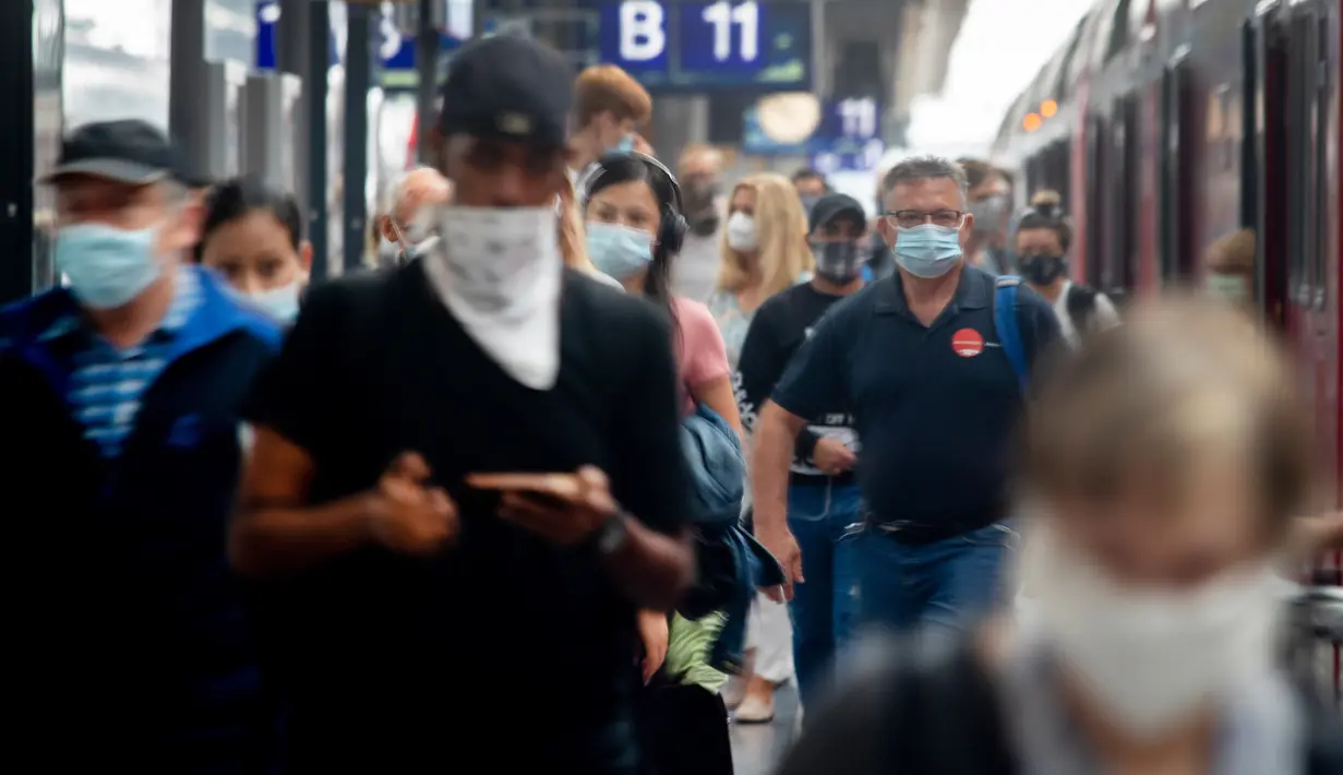 Penumpang berjalan di sepanjang peron di stasiun kereta utama di Frankfurt, Jerman, Jumat (14/8/2020). Mengenakan masker untuk melindungi diri dari corona Covid-19 adalah kewajiban di transportasi umum di Jerman. (AP Photo/Michael Probst)