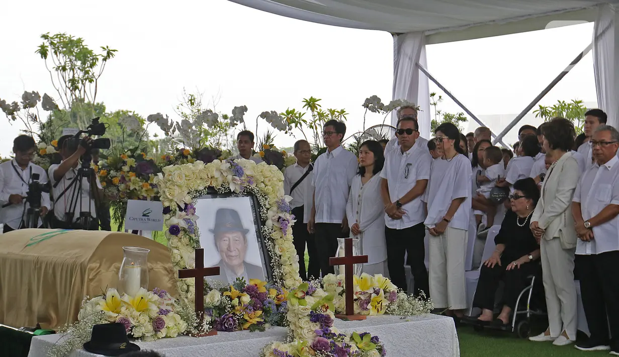 Keluarga besar berdoa saat prosesi pemakaman Chairman dan Founder Grup Ciputra Dr (HC), Almarhum Ir. Ciputra di pemakaman keluarga, Jonggol, Bogor, Kamis (5/12/2019). Ciputra meninggal dunia dalam usia 88 tahun di rumah sakit di Singapura pada 27 November 2019 lalu. (Liputan6.com/Herman Zakharia)