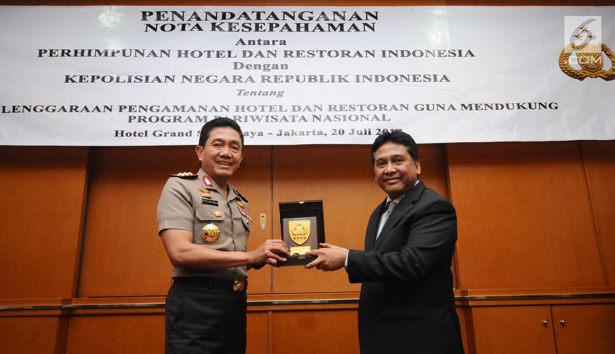 Kabaharkam Polri, Komjen Pol Putut Eko Bayuseno (kiri) bersama Ketua Umum PHRI, Hariyadi B.S.S bertukar cenderamata usai menandatangani MoU di Jakarta, Kamis, (20/7). MoU tentang Pengamanan Hotel dan Restoran. (Liputan6.com/Helmi Fithriansyah)