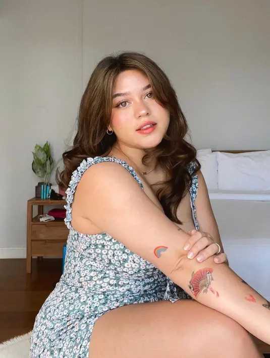 Tamping anggun dengan sleeveless dress floral berwana baby blue yang memiliki details dibagian tali adalah outfit terkece. (instagram/sarahayu_)