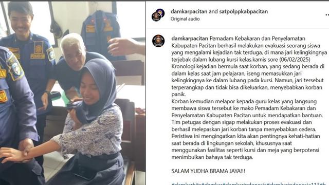 Jari Kelingking Siswi Nyangkut di Lubang Kursi, Damkar Turun Tangan sampai Pakai Gergaji.  foto: Instagram @damkarpacitan, @satpolppkabpacitan