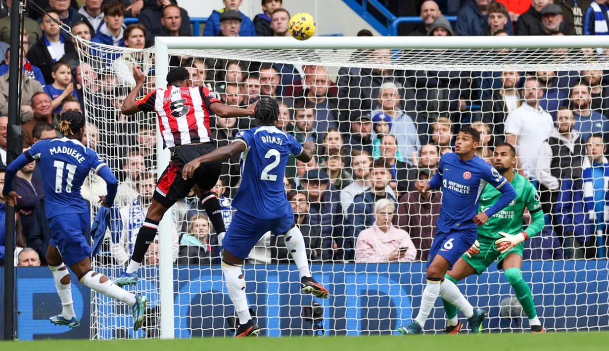 Chelsea yang sebelumnya tidak tumbang di empat partai dan memetik tiga kemenangan, menyerah akibat gol Ethan Pinnock. Dia menanduk umpan silang Bryan Mbeumo pada menit ke-58 untuk merobek jala tuan rumah. (AP Photo/Ian Walton)