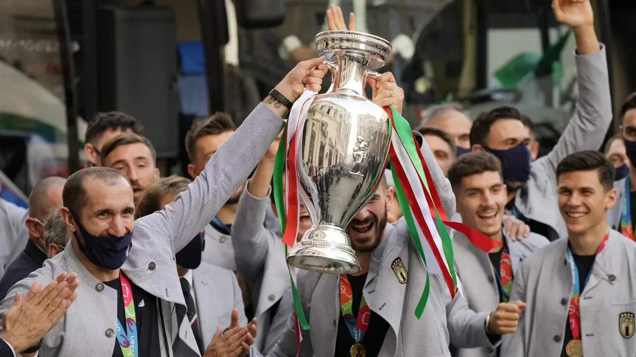 Foto Piala Eropa: Lautan Manusia Sambut Juara Euro 2020 Timnas Italia di Kota Roma