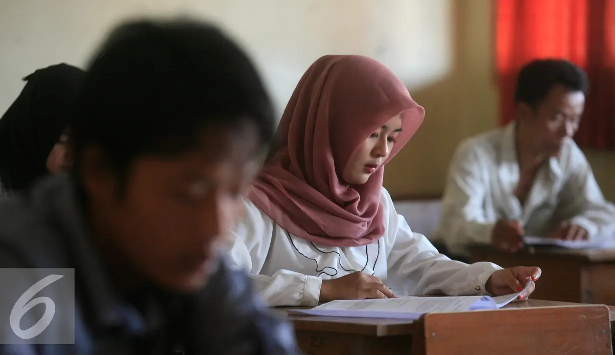 Suasana Ujian Paket B di SMP Muhammadiah Klaten,Yogyakarta (11/5). Ujian tersebut untuk mendapatkan ijazah setingkat SMP diikuti oleh 111 peserta. (Liputan6.com/Boy Harjanto)