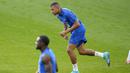 Pemain Prancis, Kylian Mbappe, berlari saat mengikuti sesi latihan jelang laga melawan Jerman pada laga uji coba di Stadion Signal Iduna Park, Jerman, Senin (11/9/2023). (AP Photo/Martin Meissner)