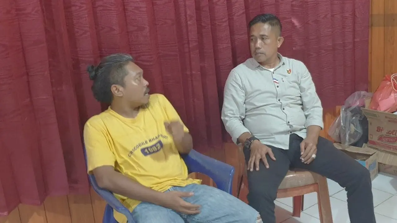 Pelaku ditangkap polisi (kiri) usai tebas penjual coto menggunakan parang karena kesal ditatap korban saat sedang marahi kekasihnya.(Liputan6.com/dok polres)