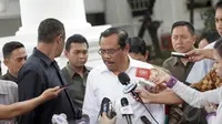 Jaksa Agung, Prasetyo, saat menjawab beberapa pertanyaan dari wartawan yang menunggunya di Istana Negara, Jakarta, Kamis (15/1/2015). (Liputan6.com/Faizal Fanani)