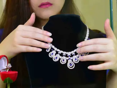 Koleksi berlian Adelle Jewellery ditampilkan di sebuah toko perhiasan di Kelapa Gading, Jakarta, Kamis (8/6). Jelang lebaran perhiasan mewah ini dijual dengan harga termurah tiga jutaan hingga puluhan juta rupiah. (Liputan6.com)