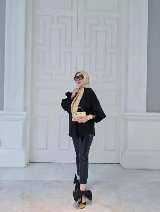 Syahrini terus membuktikan dirinya sebagai ikon mode Indonesia dengan pilihan fashion yang selalu mencuri perhatian. Penampilannya kali ini tidak hanya menunjukkan gaya, tetapi juga status sebagai salah satu selebriti paling fashionable di tanah air. [@princessyahrini].