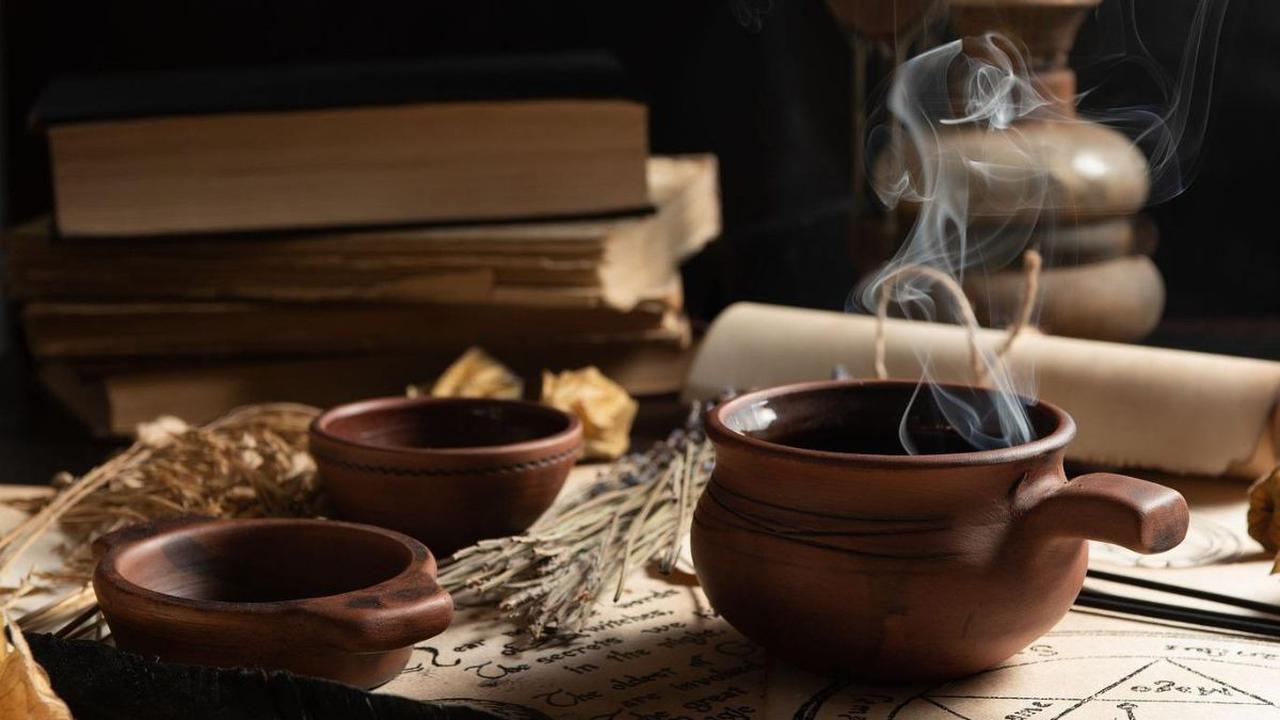 RM (40) melakukan perbuatannya bejat itu dengan modus pengobatan tradisional yang diklaim dapat menyembuhkan korban.<br>