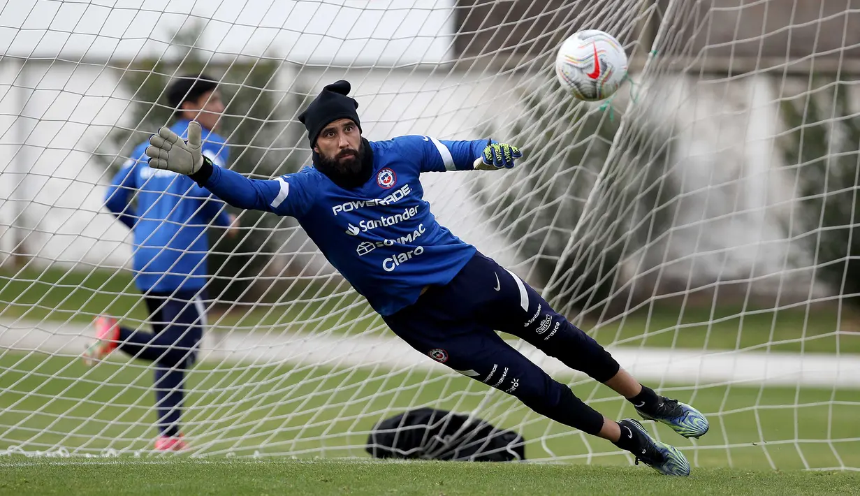Kiper timnas Chile, Claudio Bravo selama sesi latihan menjelang pertandingan Copa America 2021 melawan Brasil di Santiago, Rabu (30/6/2021). Laga Brasil vs Chile di babak perempat final akan berlangsung di Stadion Nilton Santos pada Sabtu, 3 Juli 2021. (CARLOS PARRA/ANFP/AFP)