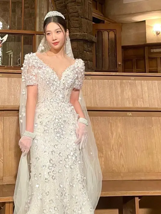 Joy membagikan foto di balik layar proses syuting drama The Only and Only. Dalam potret tersebut, member Red Velvet ini terlihat anggun mengenakan gaun model mermaid yang menonjolkan siluet body goals Joy. Gaun ini juga dilengkapi payet dan bunga-bunga warna putih. (Instagram/_imyour_joy).
