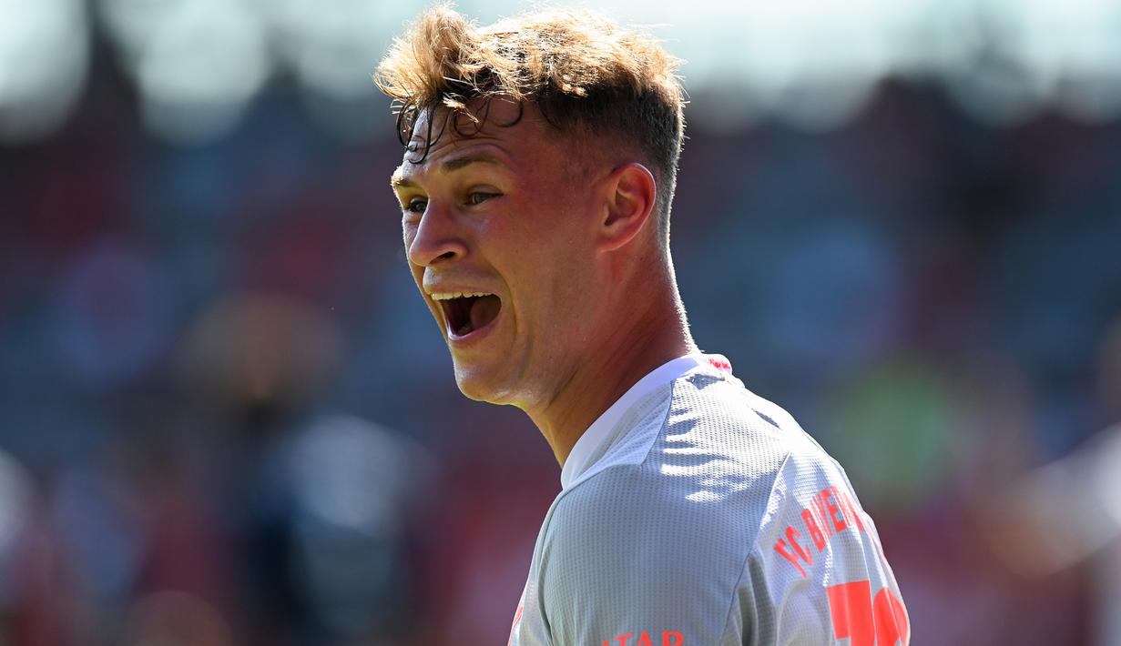 Gelandang Bayern Munchen, Joshua Kimmich, memperhatikan rekannya saat menghadapi Marseille pada laga persahabatan di Allianz Arena, Sabtu (1/8/2020) dini hari WIB. Bayern Munchen menang 1-0 atas Marseille. (AFP/Christof Stache)