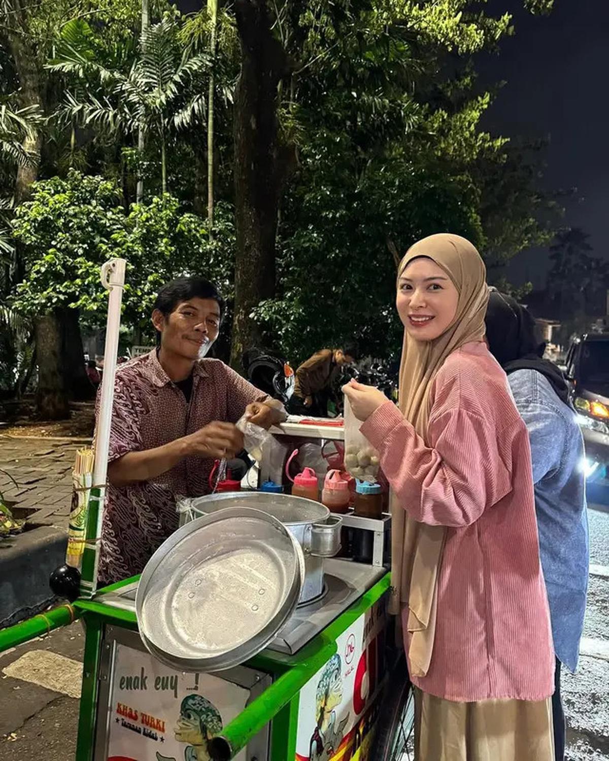 Potret 6 Artis Mualaf Buka Puasa di Momen Ramadan 2025, Agenda Paling Dinantikan