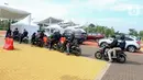 Antrean pengendara motor dan mobil ketika rapid test Covid-19 gratis di danau Asya Jakarta Garden City, Jakarta Timur, Kamis (28/5/2020). Rapid test yang digelar selama dua hari dilakukan dengan mengambil sampel darah untuk mendeteksi Imunoglobulin G dan Imunoglobulin M. (Liputan6.com/Fery Pradolo)