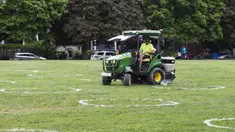 Pekerja menggambar lingkaran putih di Taman Trinity Bellwoods, Toronto, Kanada, Kamis (28/5/2020). Taman Trinity Bellwoods digambari lingkaran-lingkaran putih sebagai proyek uji coba untuk mendorong warga melakukan jaga jarak fisik (physical distancing) selama pandemi COVID-19. (Xinhua/Zou Zheng)
