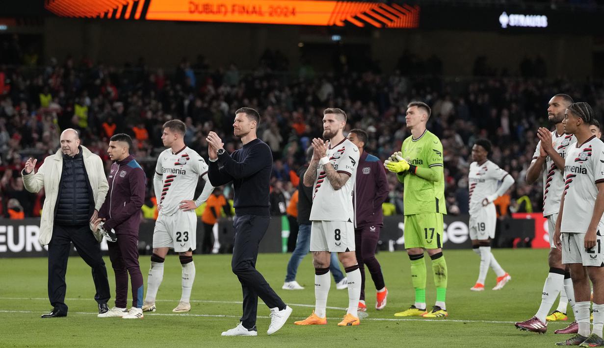 Ekspresi kecewa pelatih Xabi Alonso dan pemain Bayer Leverkusen setelah kalah dari Atalanta pada laga final Liga Europa 2023/2024 yang berlangsung di Dublin Arena, Irlandia, Kamis (23/05/2024) dini hari WIB. (AP Photo/Frank Augstein)