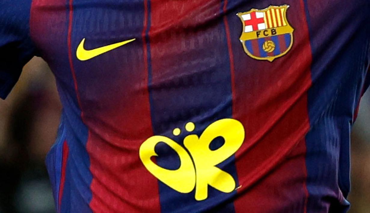 Tak hanya kehadiran Olivia Rodrigo yang mencuri perhatian. Barcelona juga tampil dengan jersey spesial untuk laga El Clasico kali ini. (AP Photo/Joan Monfort)