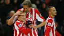 Pemain Stoke City, Xherdan Shaqiri (kiri) merayakan golnya ke gawang Newcastle United pada lanjutan Liga Inggris di Stadion Britannia, Kamis (3/3/2016). (Reuters / Darren Staples)