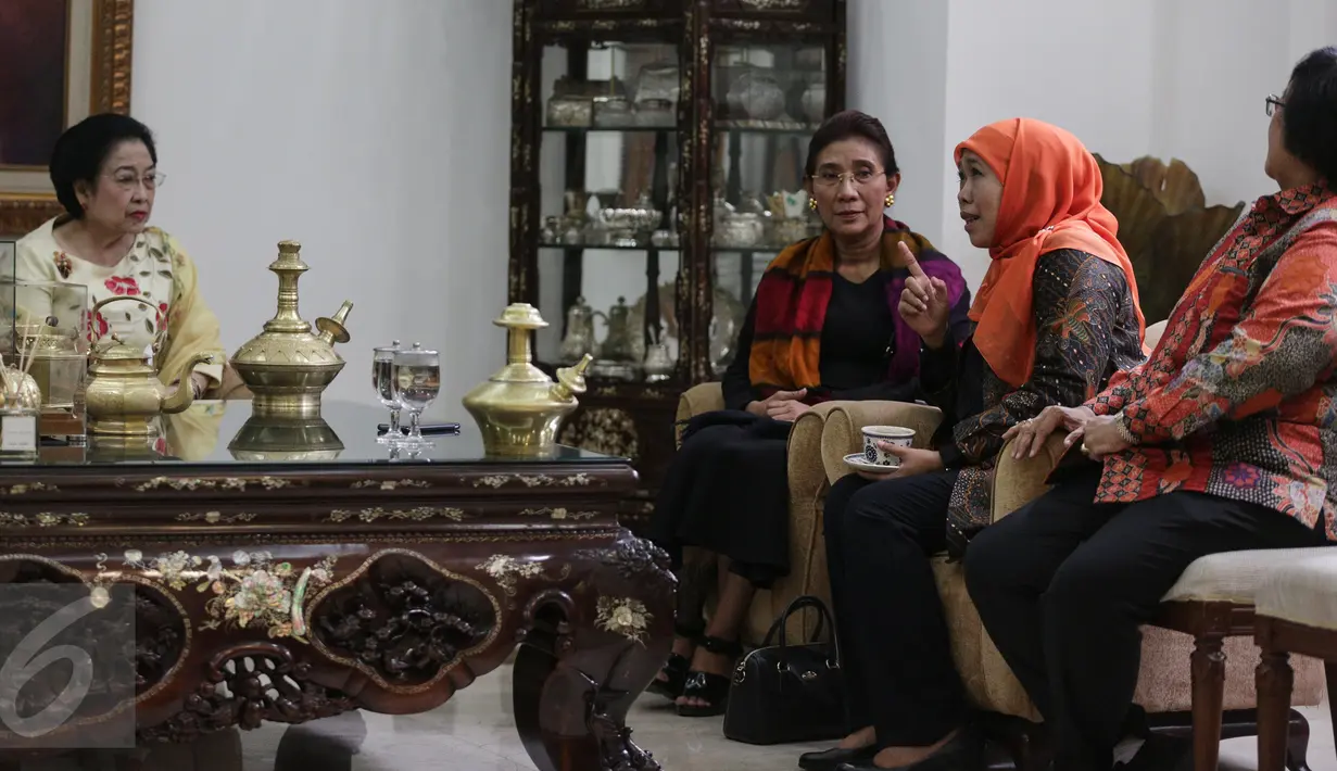 Presiden kelima RI Megawati Soekarnoputri dan beberapa menteri kabinet kerja berbincang di kediaman Megawati,  Jalan Teuku Umar, Jakarta, Selasa (7/3). Mereka menunggu kedatangan istri PM Malaysia Najib Razak, Rosmah Mansor. (Liputan6.com/Faizal Fanani)