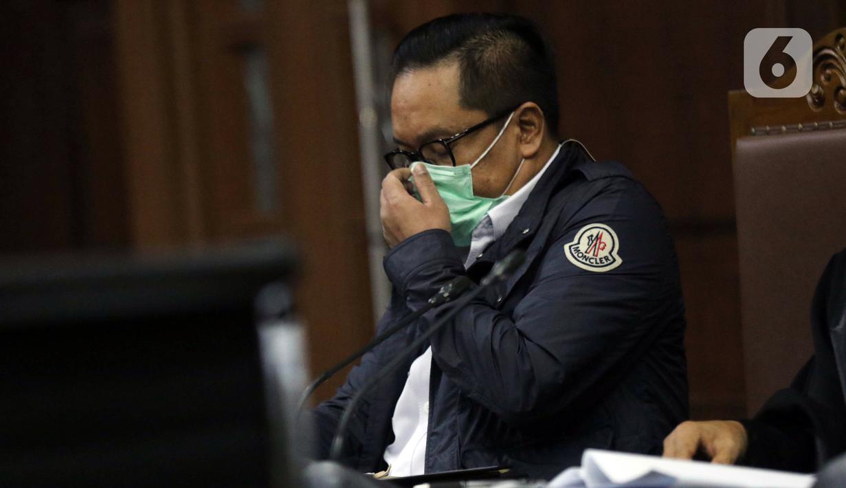 Terdakwa kasus dugaan suap penghapusan red notice atas nama Djoko S Tjandra, Brigjen (Pol) Prasetijo Utomo saat menjalani sidang lanjutan di Pengadilan Tipikor Jakarta, Senin (7/12/2020). Sidang menyimak keterangan saksi-saksi. (Liputan6.comHelmi Fithriansyah)