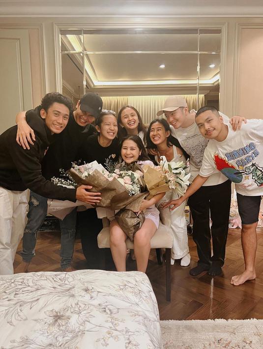 Merespons unggahan ini sejumlah selebritas mengirim doa. “Peluk Piyi, love you,” tulis lawan main Prilly Latuconsina dalam film Kukira Kau Rumah, Joudy Pranata, di kolom komentar. “Selamat ulang tahun anak manis! Terbang makin tinggi dan cepat pulih ya,” Tika Panggabean menyahut. “Bismillah, semakin menjadi wanita yg selalu menginspirasi dan banyak kasih manfaat untuk banyak orang ya Cantik dan Baik Hati,” Marini Zumarnis menimpali. (Foto: Dok. Instagram @prillylatuconsina96)