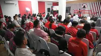 Banteng Muda Indonesia (BMI) yang merupakan sayap partai PDI Perjuangan menggelar kegiatan kuliah politik bertema "Kelompok Radikal, Pemilu Milenial, dan Gen Z: Isu dan Arah Politik 2024". Mereka yang menjadi peserta adalah ratusan relawan Ganjar Pranowo yang menargetkan pemilih milenial sebagai objek kampanyenya (Istimewa)