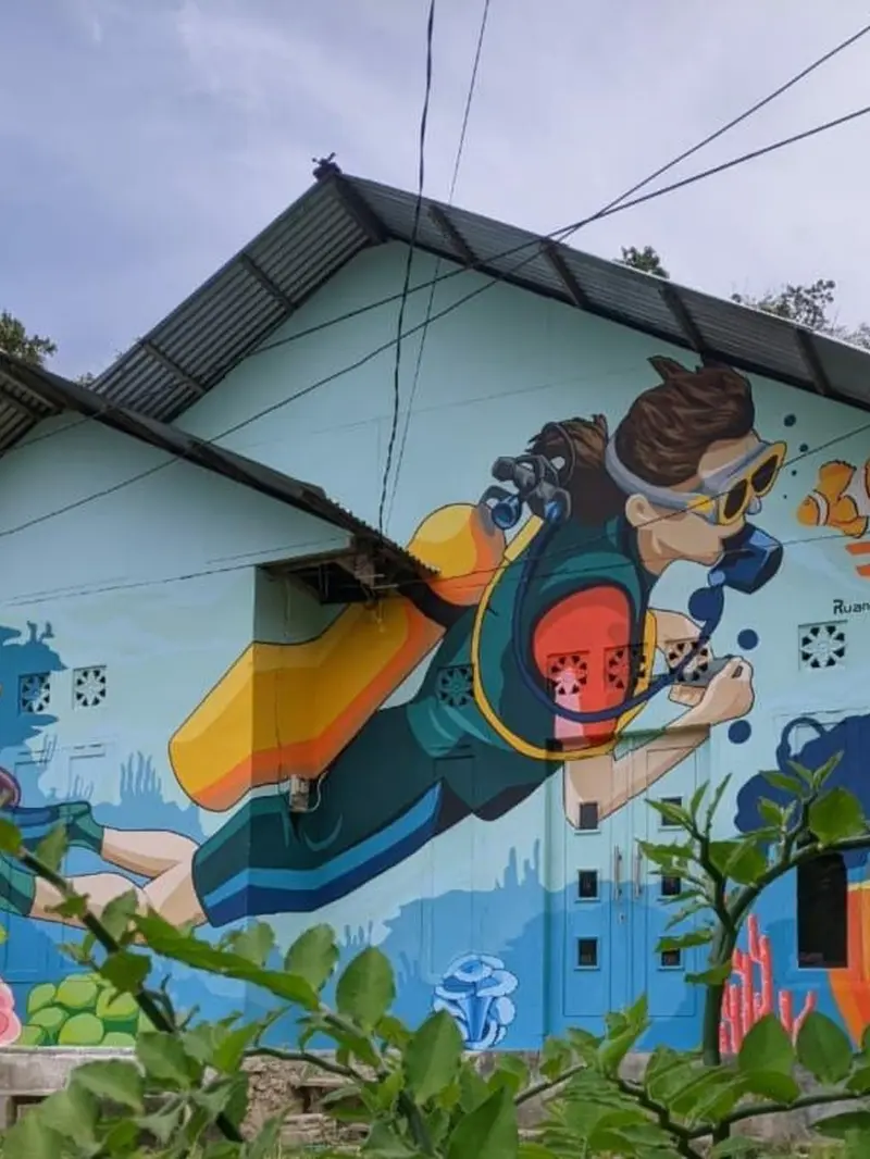 Ada sekitar 20 rumah menjadi tempat wisata karena konsep muralnya dengan dicat warna – warni tiga dimensi di Kelurahan Dembe 1 Kecamatan Kota Barat, Kota Gorontalo