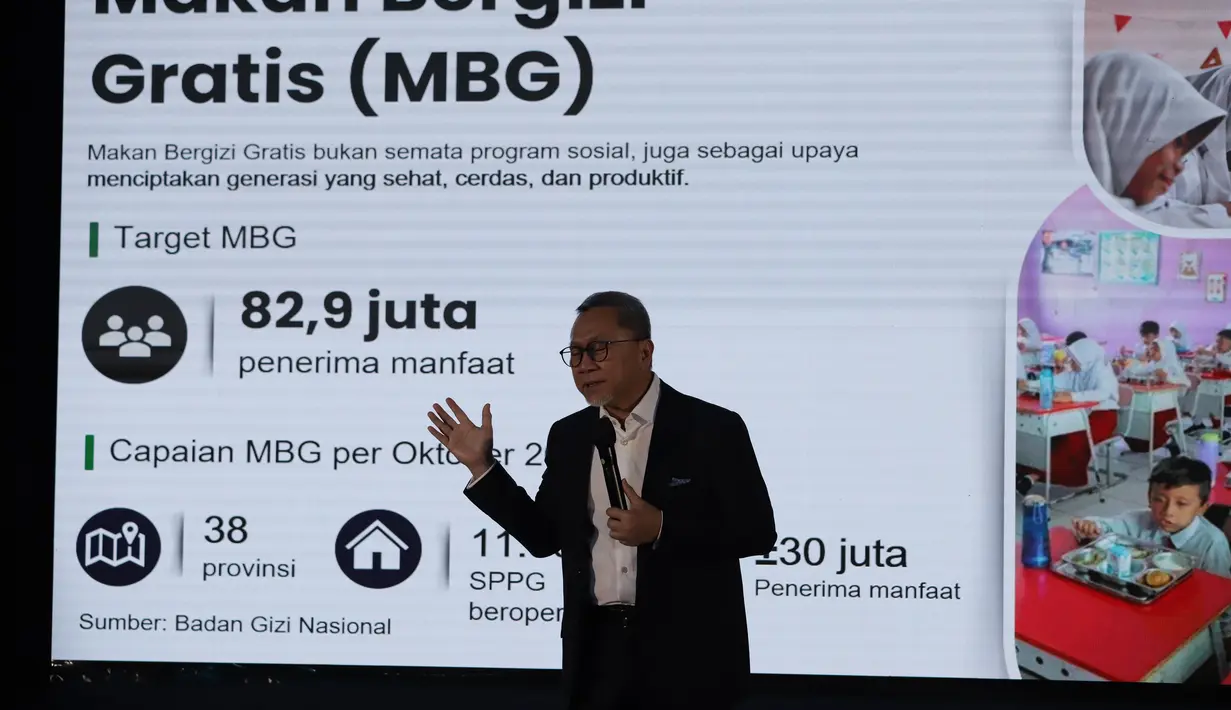 Menteri Koordinator Bidang Pangan Zulkifli Hasan memaparkan capaian sektor pangan pada tahun pertama pemerintahan Presiden Prabowo Subianto di Gedung Graha Mandiri, Jakarta, Selasa (21/10/2025). (merdeka.com/Arie Basuki)