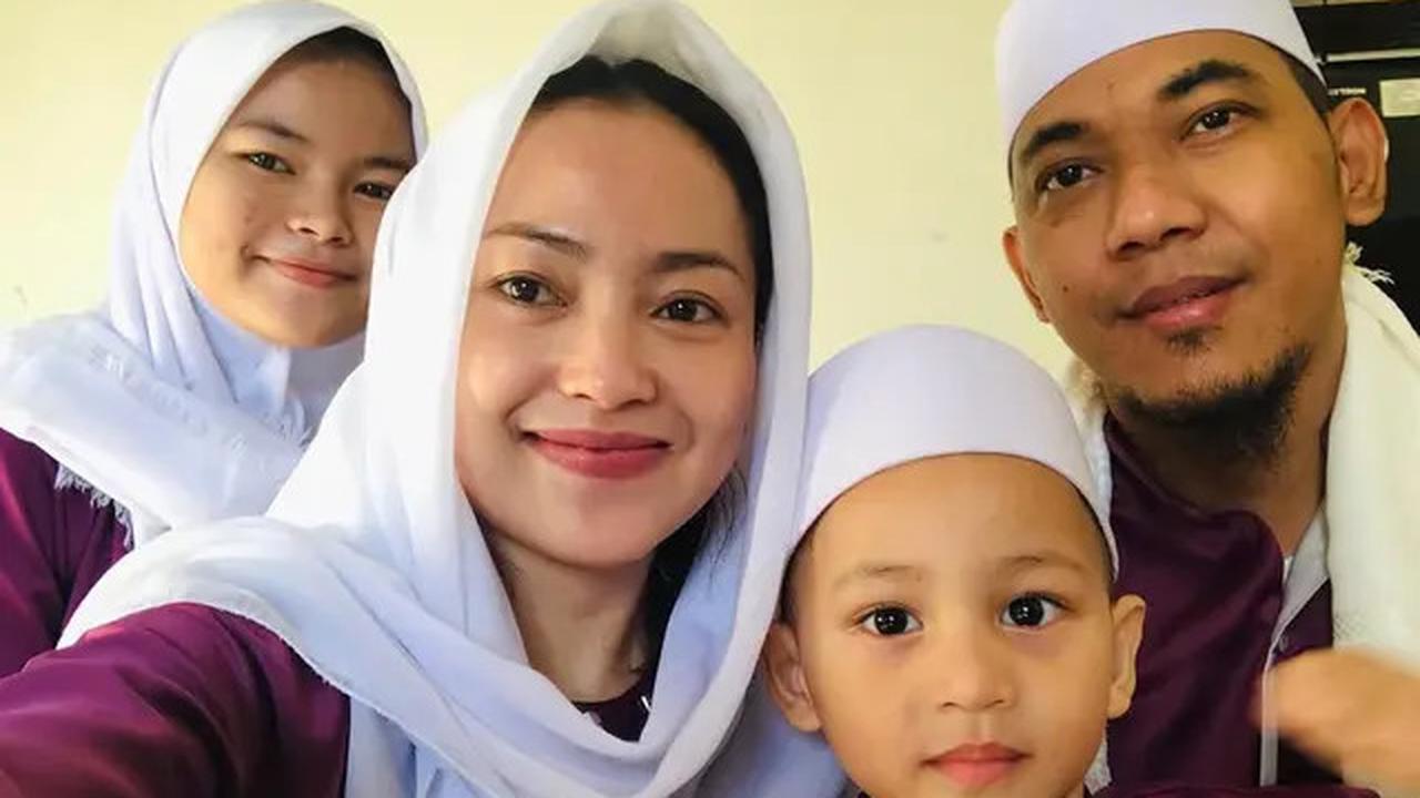 9 Potret Kenangan Mpok Alpa dan Sherly Anak Sulungnya, dari Momen Penuh Keceriaan hingga Perpisahan