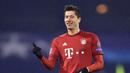 Pemain Bayern Munchen, Robert Lewandowski menjadi penentu kemenangan timnya setelah mencetak dua gol ke gawang Dinamo Zegreb pada lanjutan liga Champions  di Stadion Maksimir, Zagreb, Kamis (10/12/2015) dini hari WIB. (AFP Photo/Andrej  Isakovic)