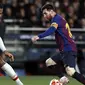 Duel Virgil van Dijk melawan Lionel Messi saat Liverpool bertandang ke markas Barcelona, Camp Nou, dalam laga leg pertama semifinal Liga Champions, Kamis dini hari WIB (2/5/2019). (AP/Joan Monfort)