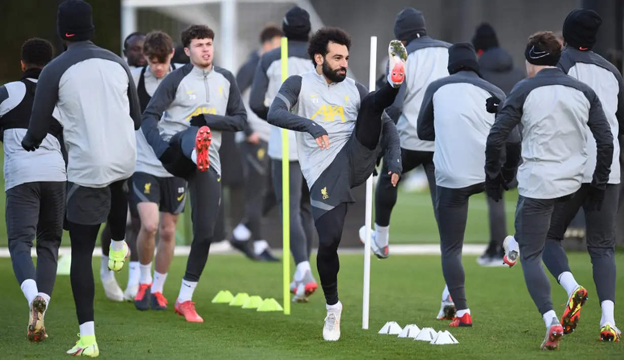 Pemain Liverpool Mohamed Salah (tengah) saat sesi latihan bersama rekan setimnya di tempat latihan mereka di Kirkby, Inggris, 6 Desember 2021. Liverpool akan menghadapi AC Milan pada pertandingan Grup B Liga Champions. (Oli SCARFF/AFP)
