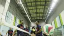 Atlet bola voli duduk Indonesia saat berlatih di Gelora Bung Karno Arena, Jakarta, Kamis (27/9/2018). Latihan tersebut untuk persiapan jelang Asian Para Games 2018. (Bola.com/M Iqbal Ichsan)