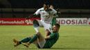 Gelandang Persebaya Surabaya, Franc Rikhart Sokoy (tengah atas) berusaha melewati hadangan gelandang PS Sleman, Maslac Mario (bawah) dalam laga Grup C Piala Menpora 2021 di Stadion Si Jalak Harupat, Bandung, Rabu (7/4/2021). Persebaya kalah 0-1 dari PS Sleman. (Bola.com/Ikhwan Yanuar)