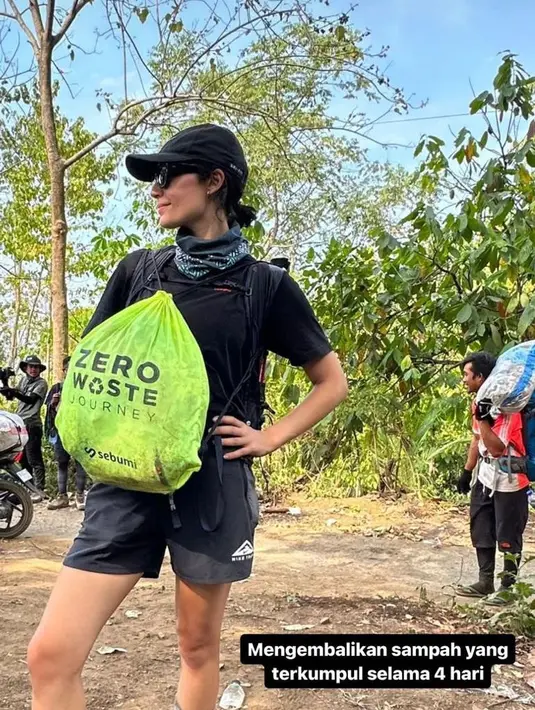 Selain menjadi momen melepas stres, aktivitas mendaki ini juga diisi dengan kegiatan bermanfaat yaitu memungut sampah yang berserakan selama perjalanan mendaki gunung. Keren banget ya! [@tatjanasaphira]